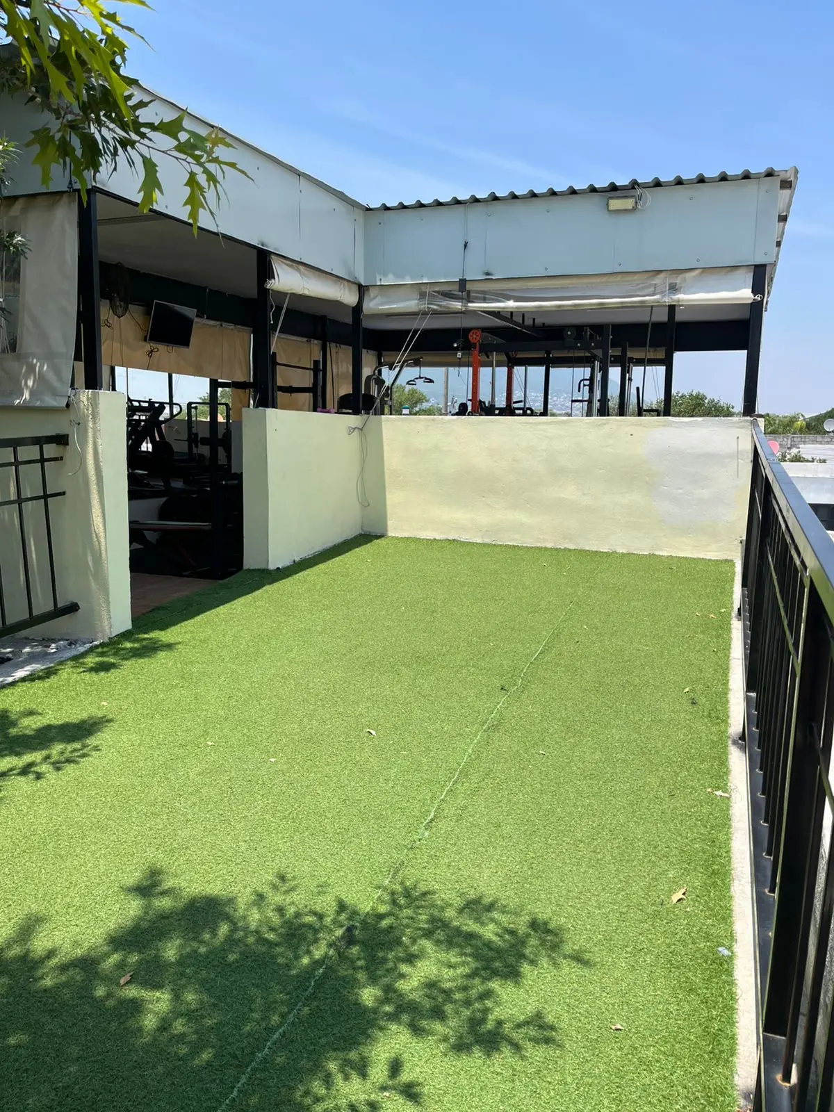 Área de pesas y máquinas en AQ Box y Gym